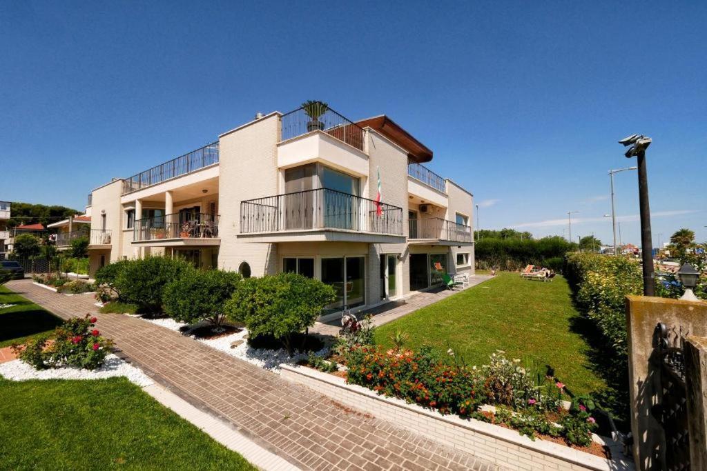 il Sorriso di Angelina Pescara Exterior foto